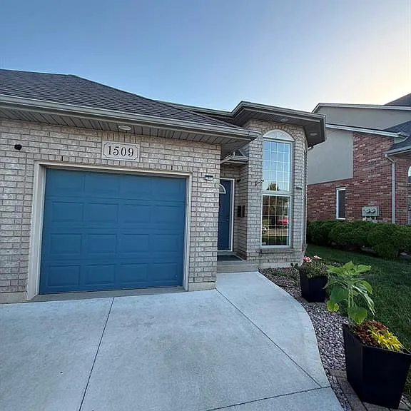1509 Durocher Dr — Photo 2