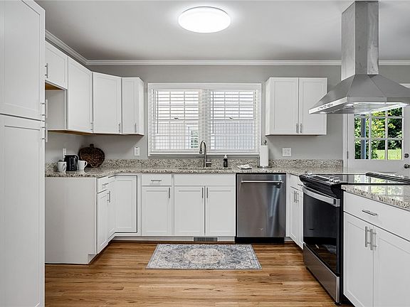 4th image of 1807 College Ave