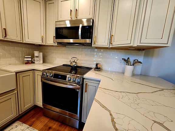 4th image of 34 Lausanne Ct