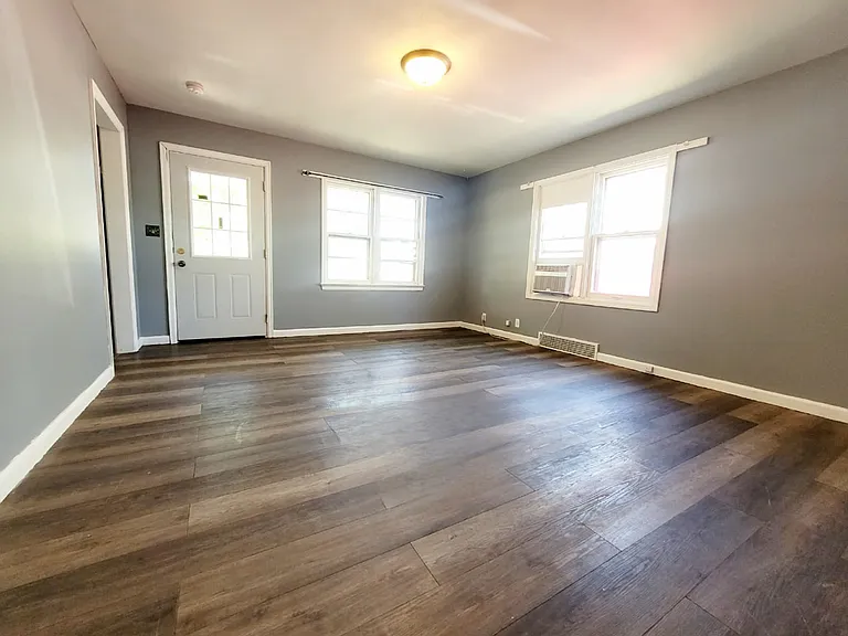 817 S Vine St — Photo 8