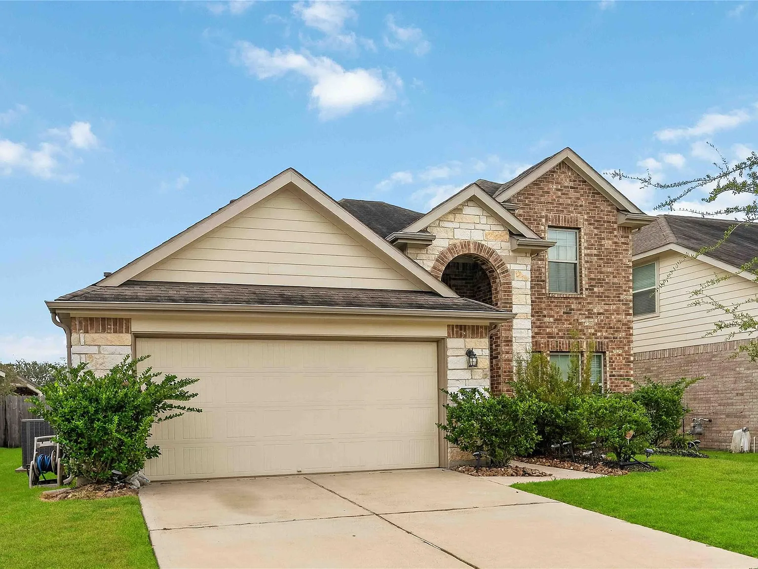 4 bed, 2.5 bath, 2147 sqft, $2,300 — Photo 2