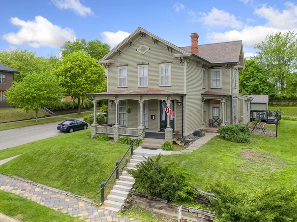 217 W 3rd St, Muscatine, IA 52761