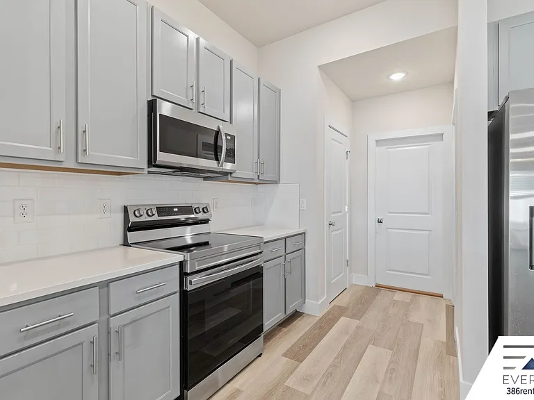 71 Point Of Woods Dr — Photo 12
