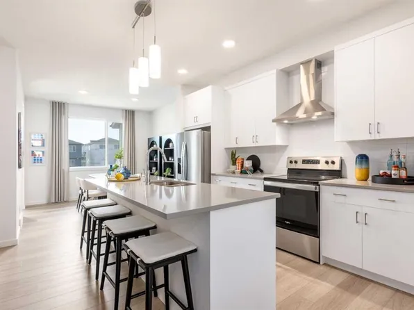 20584 W Sheriff King St SW, Calgary, AB T2X 4N4