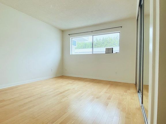 4th image of 960 Larrabee St APT 320