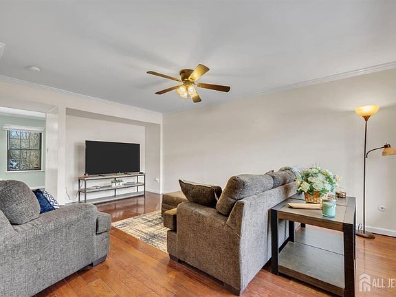 5th image of 23 Quail Run Rd