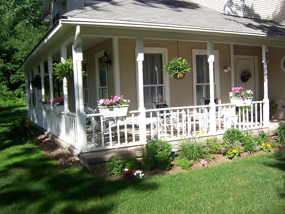 Front/side wraparound porch