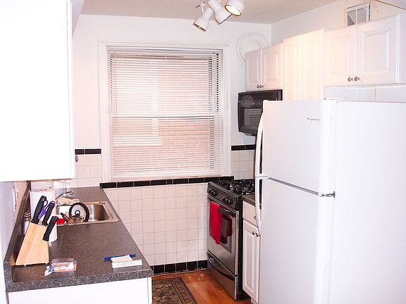 3rd image of 6313 Sutherland Ave #2E