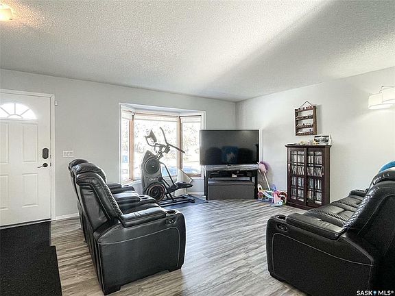 4th image of 306 Woodman Ave
