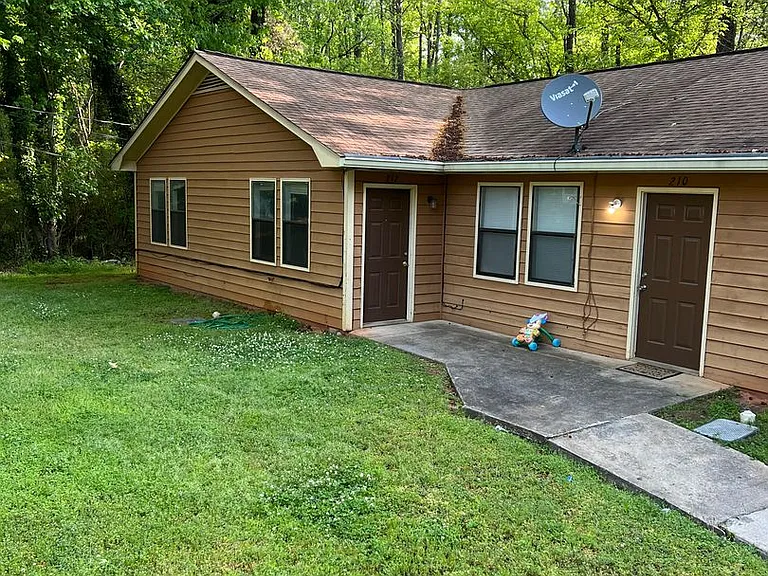 212 Laurie Dr — Photo 1