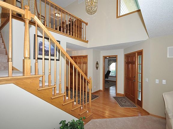 Large, open 2 story foyer with oak hardwood flooring!