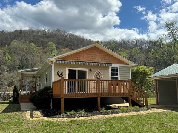 990 Hornet Dr, Whittier, NC 28789