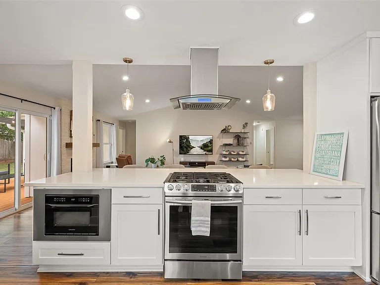 4902 Pelham Dr — Photo 19
