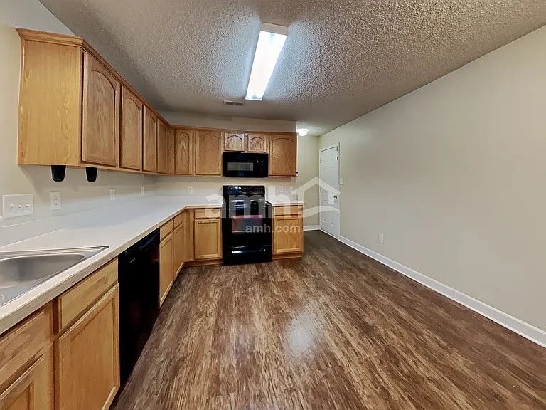 2208 Thorncrest Dr — Photo 3