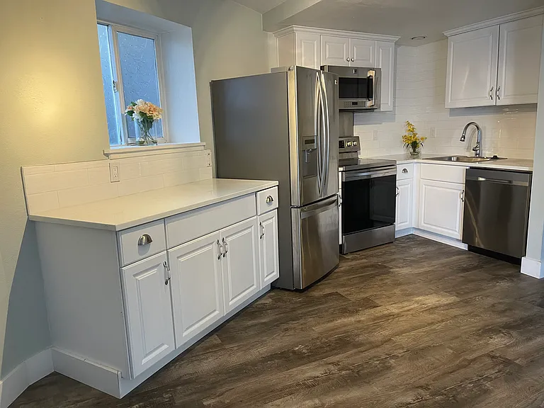 510 SW Coast Ave #B — Photo 4