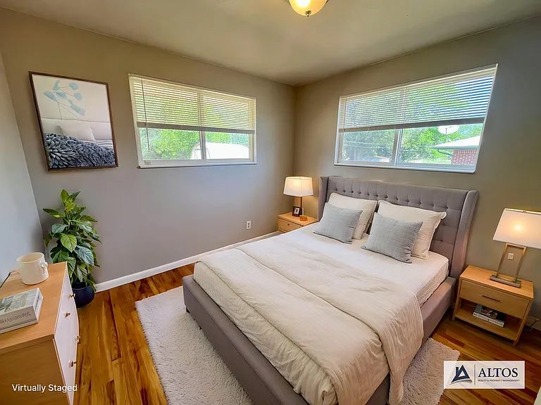 ** Move in Special** Spacious 3 bedroom, 1 bath Lakewood duplex with fenced in backyard available! — Photo 3