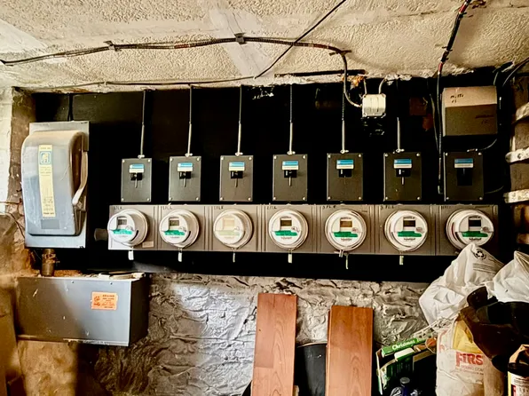 2052 Gates Avenue image 22 of 23