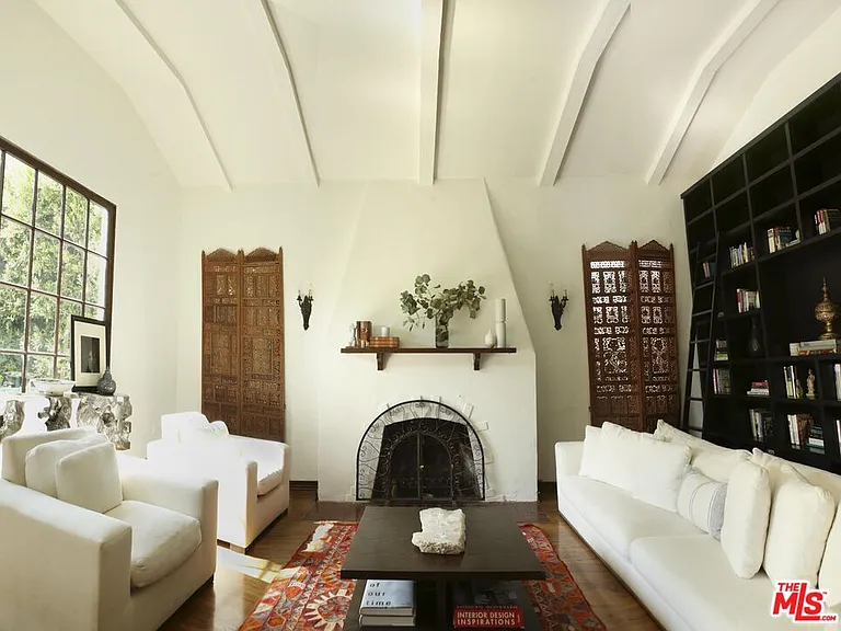 146 N La Peer Dr — Photo 1