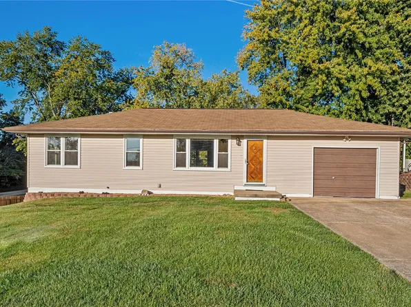 8425 Hillview Dr, Belleville, IL 62223