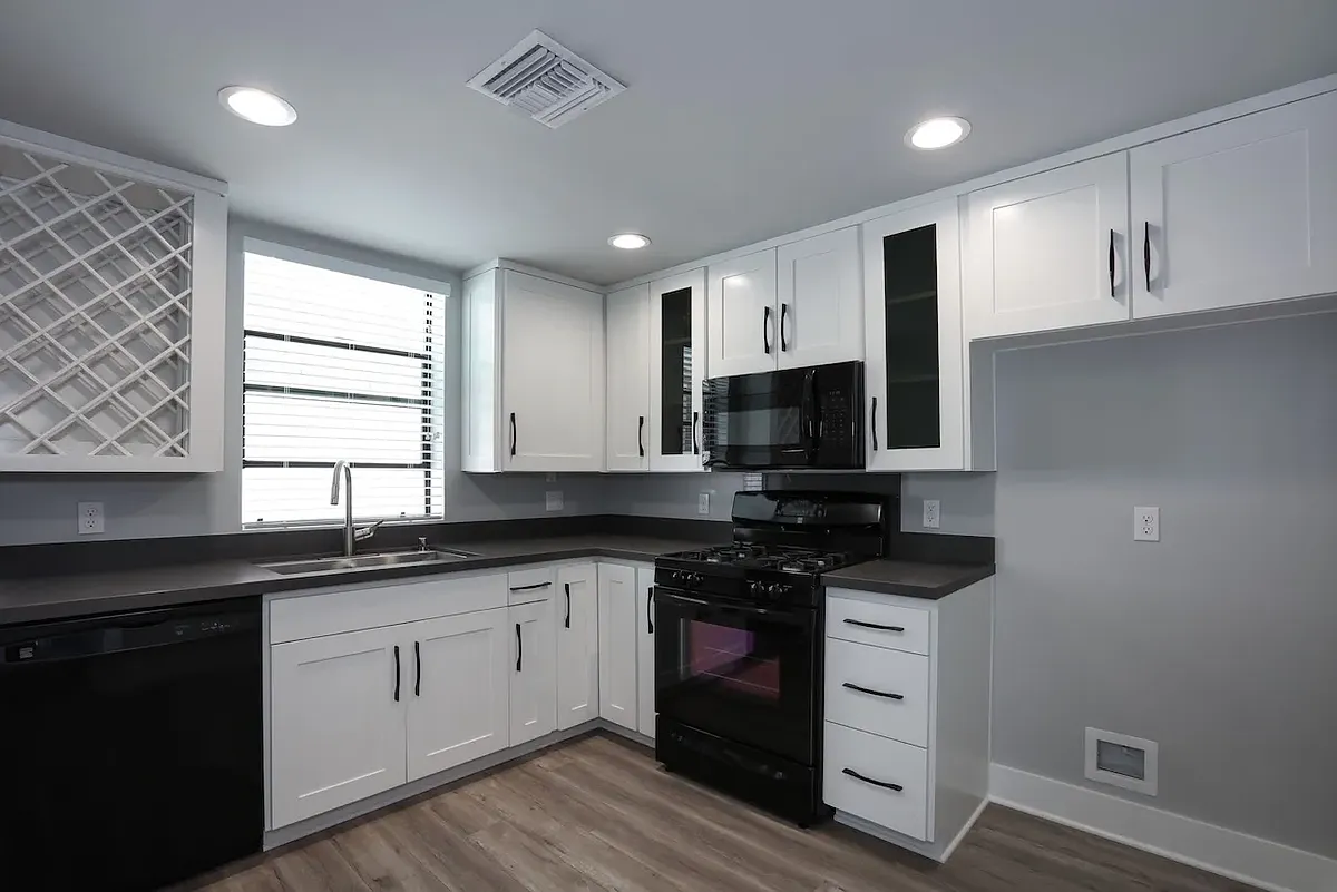 Building Photo - 11743 Goshen Ave #102