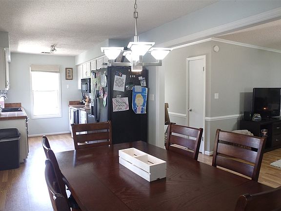 3rd image of 327 Walnut Dr