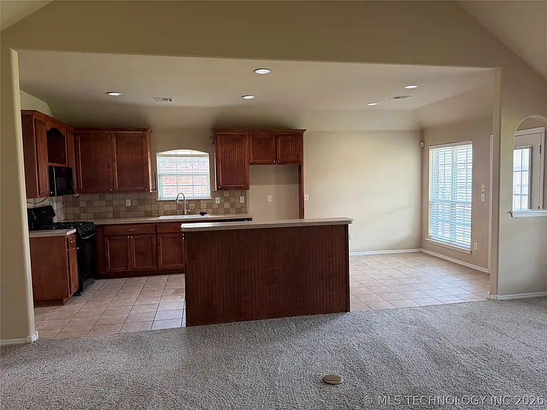 2102 W H St — Photo 2