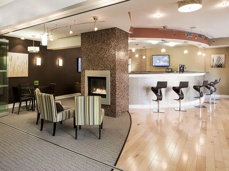 clubroom-view-from-entry2