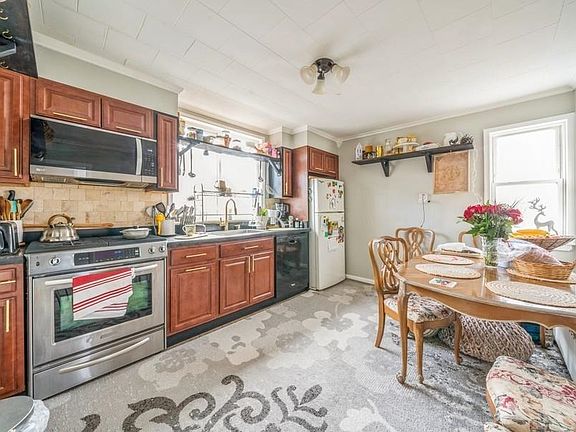 3rd image of 158 W 8th St