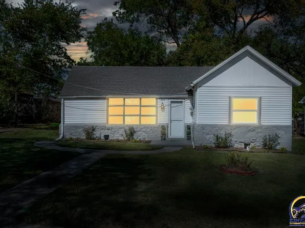 215 E 7th St, Lyndon, KS 66451
