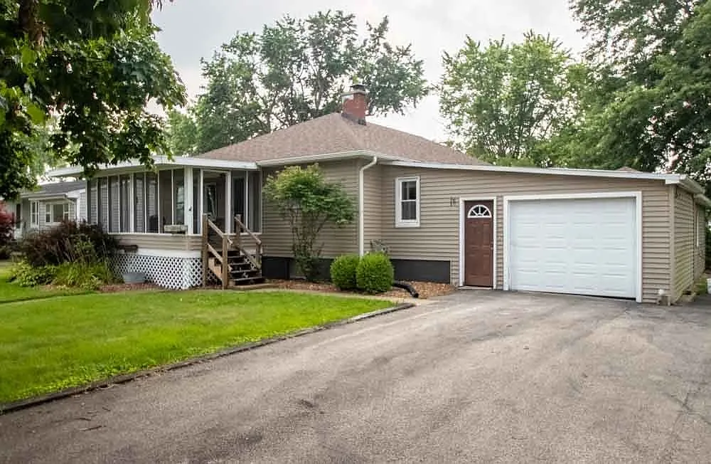 208 Douglas St photo 1