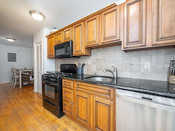 4th image of 216 Sherman Ave APT 2L