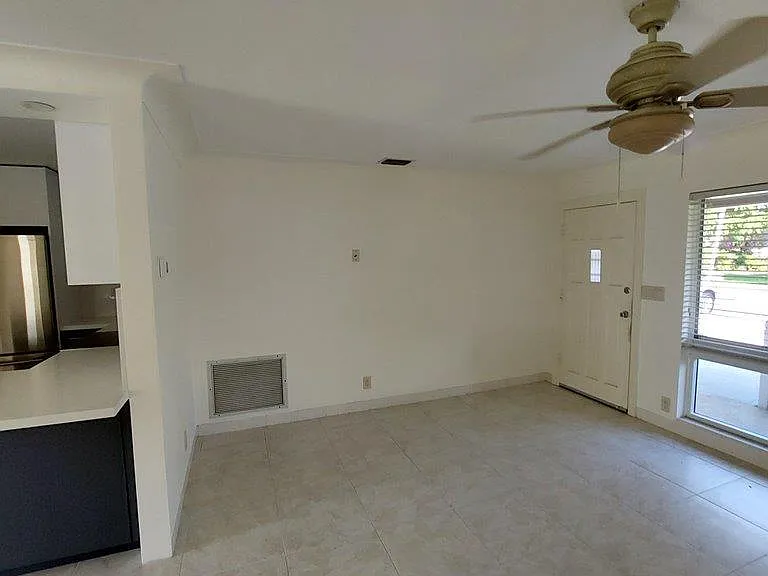 2624 NE 27th Ct — Photo 7