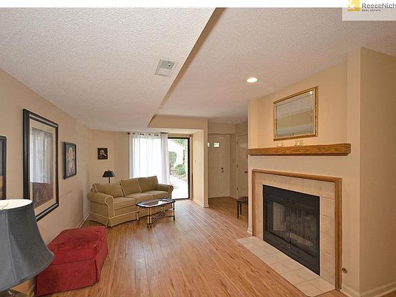 Gas log fireplace
