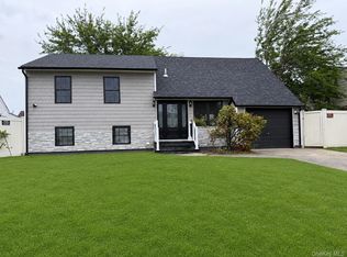 933 N Queens Ave, Lindenhurst, NY 11757