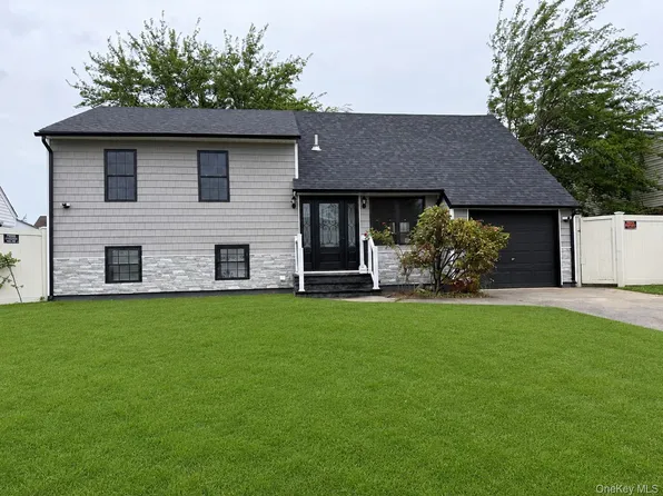 933 N Queens Avenue, Lindenhurst, NY 11757