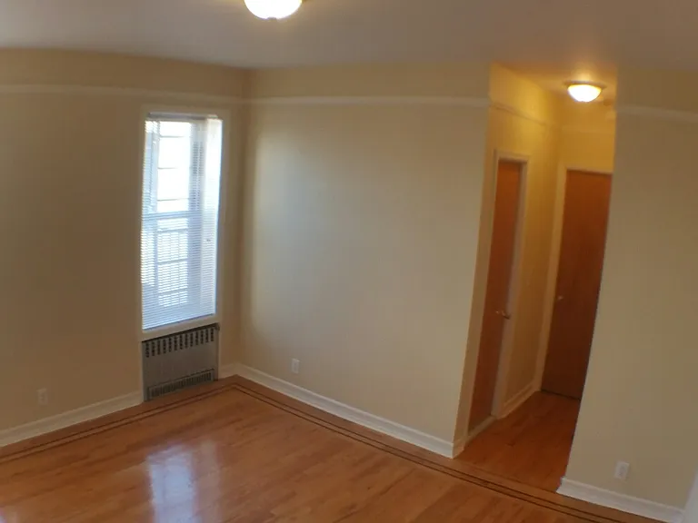 1463 E 3rd St #6 — Photo 3