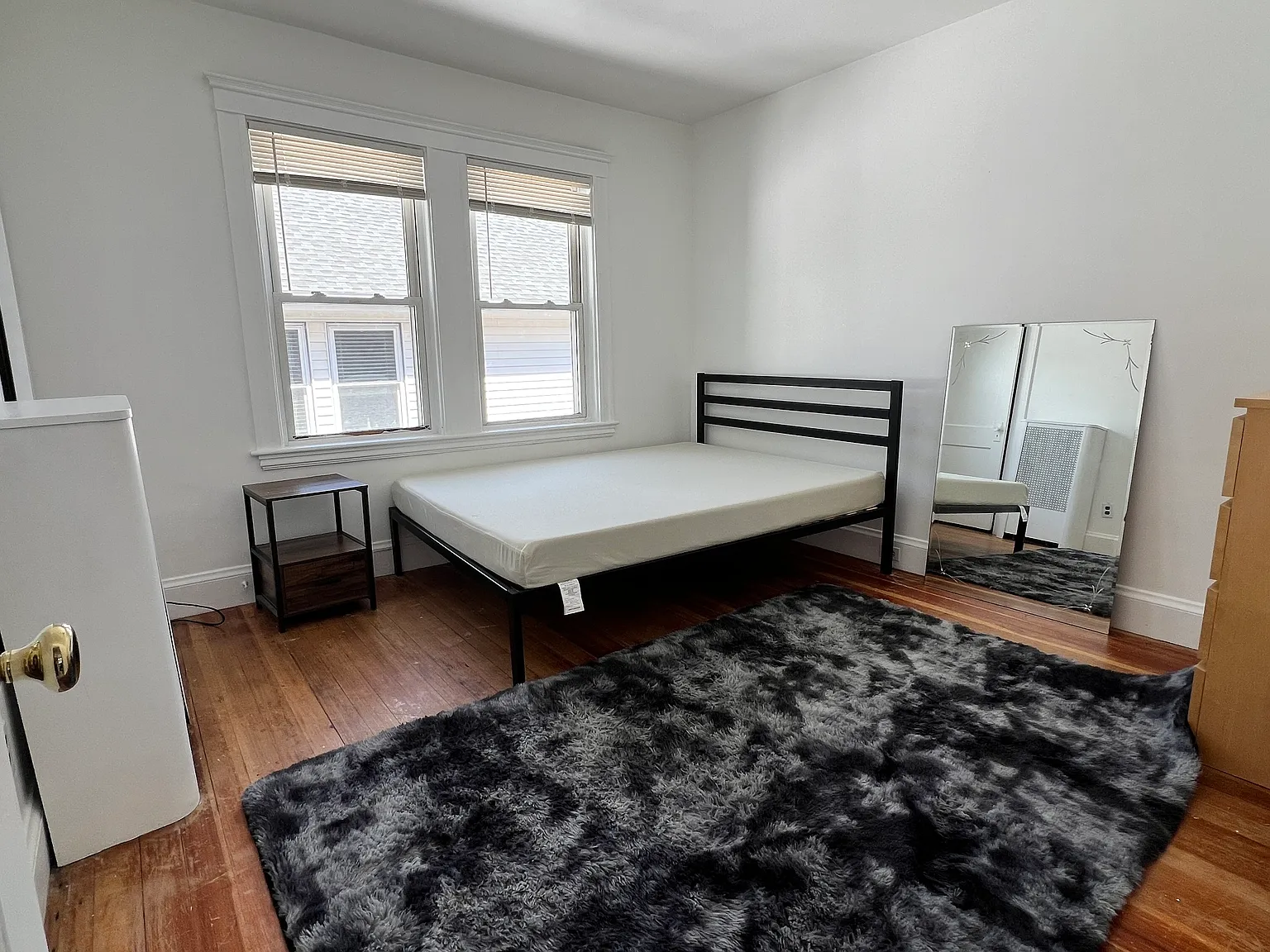 6 bed, $7,200 — Photo 1