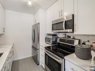 100 Crown Ct, Edgewater, NJ 07020