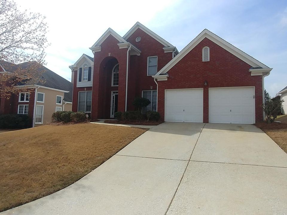 Frontal view of the house, golf course in the back 