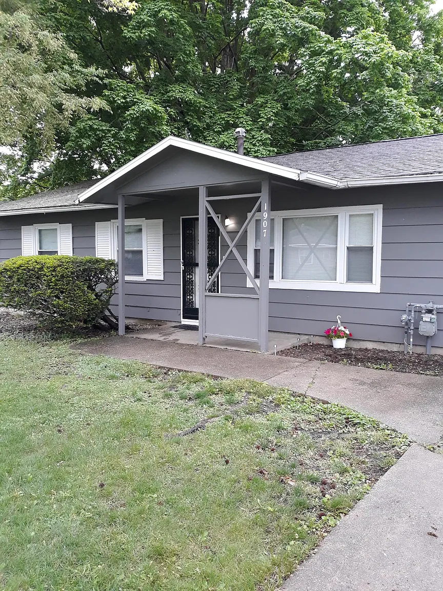 1907 Meadow Dr photo 1