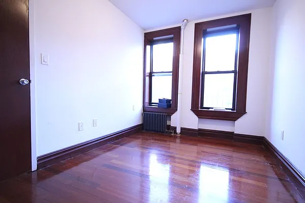 Rented by Dynamik Realty | media 8