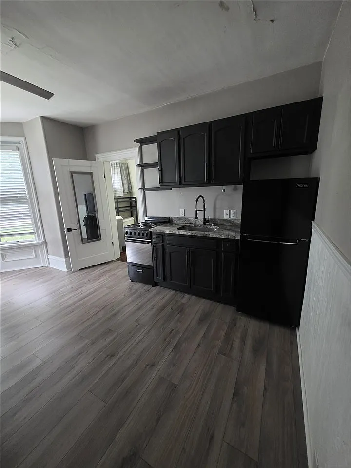 1 bed, 1.0 bath, 250 sqft, $1,200 — Photo 3