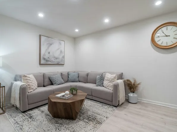 2738 N Radford St, Arlington, VA 22207