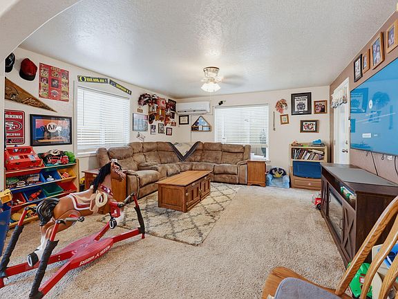 3rd image of 426 Berrydale Ave
