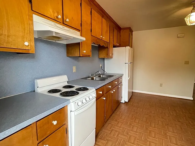 124 E Ferrell St — Photo 3