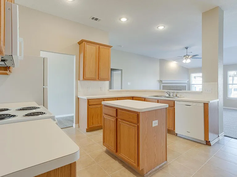 9508 Fox Hill Dr — Photo 7