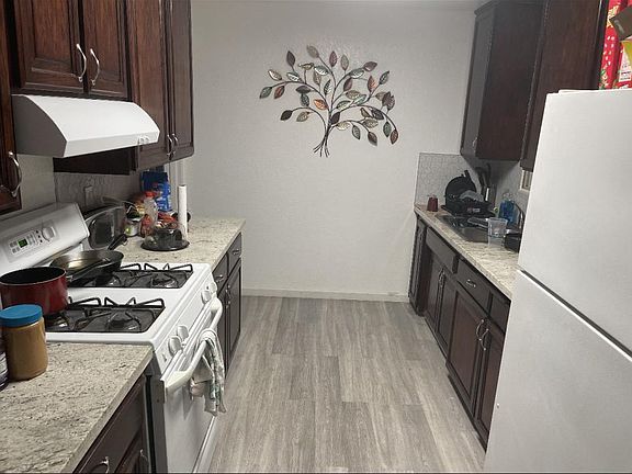 5th image of 806 Stella St