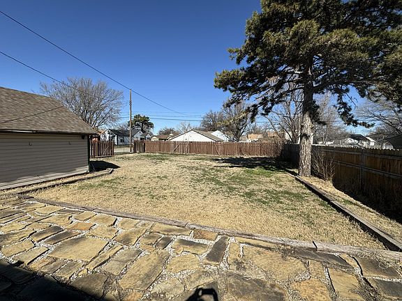 3rd image of 2220 W Broadway Ave
