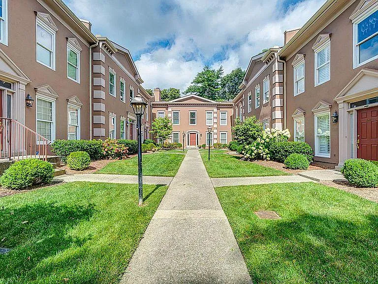 3051 Woodlawn Dr — Photo 1