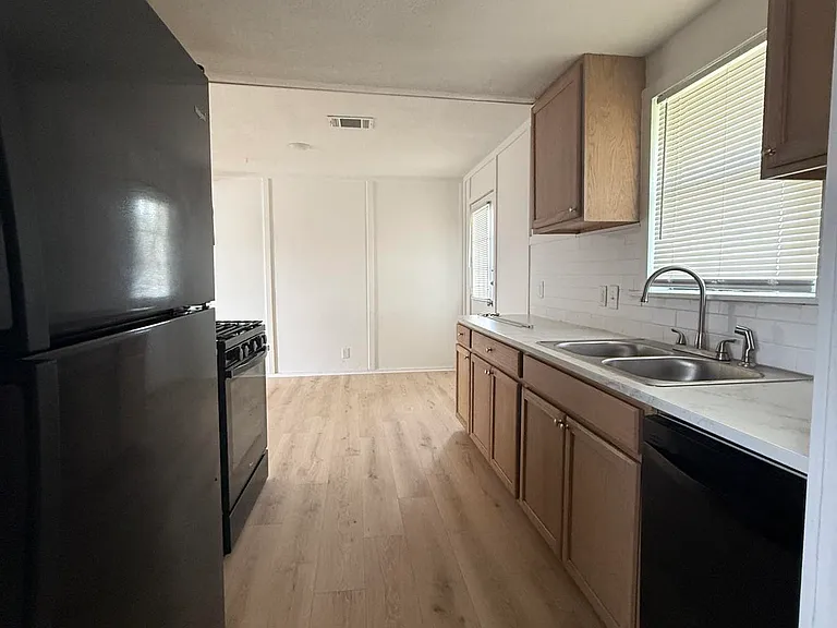 620 W Avenue B — Photo 14